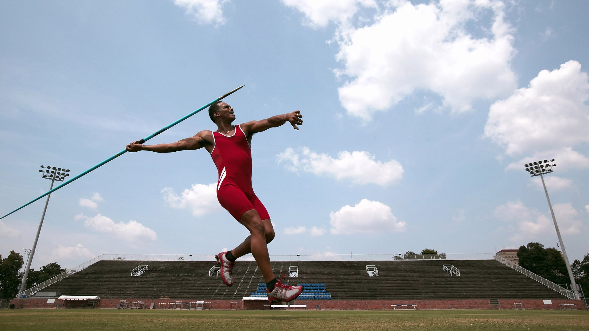 浓眉赛后谦逊发言登热搜，马德里竞技血战上海申花引发热议